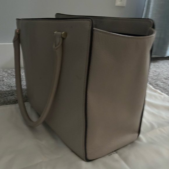 Kate Spade Handbag 👜 Tan exterior, black tassel accent, gold colored hardware. - Picture 4 of 5